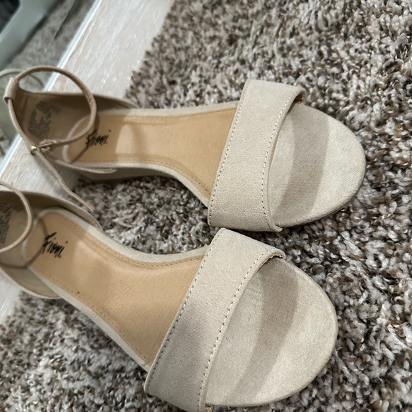 Fioni Cream Suede Sandals with ankle strap size 8 - Picture 3 of 7